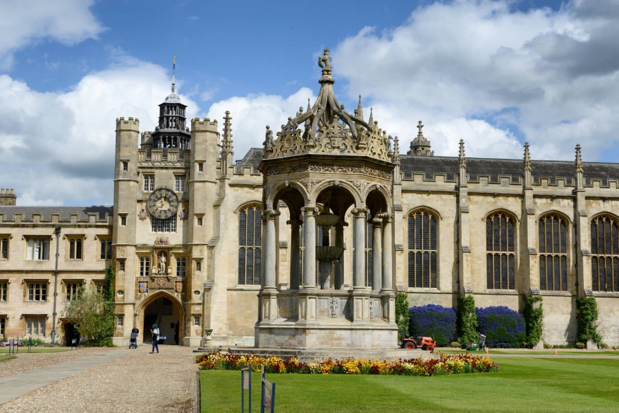 ケンブリッジのトリニティ・カレッジ　ヘンリー八世によって1546 年に創設　多くのノーベル賞受賞者を輩出している　このカレッジの創設は中世の時期より少し後になる