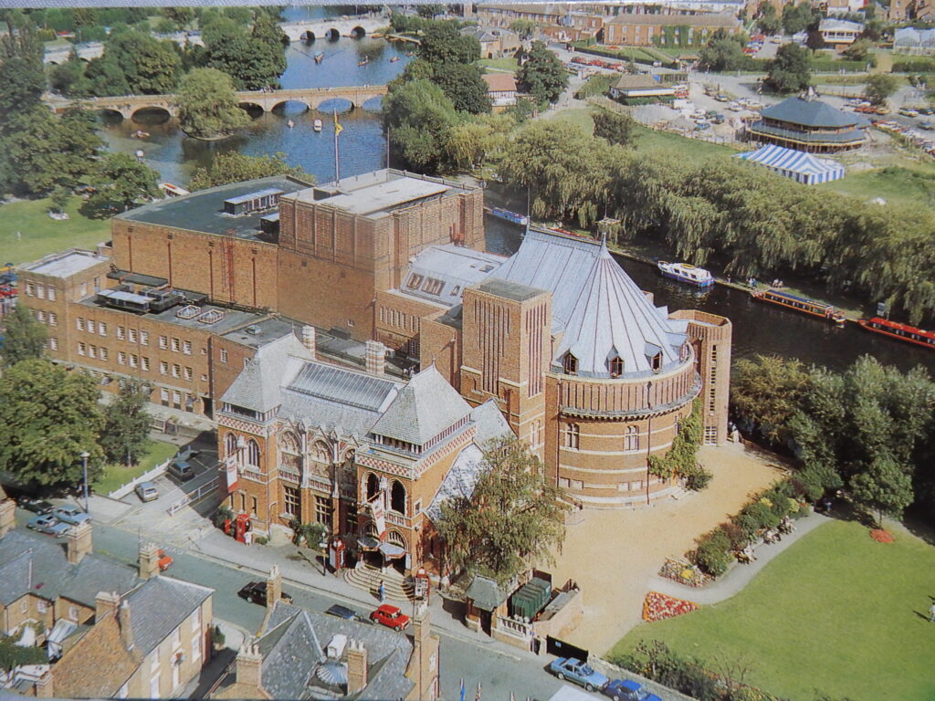 ストラットフォード・アポン・エイボンにある王立シェイクスピア劇場 (The Royal Shakespeare) とスワン劇場 (Swan Theatres)