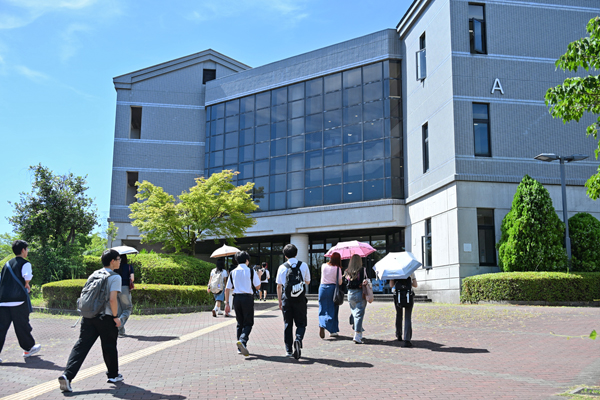 大阪教育大学　大阪府柏原市旭ヶ丘4丁目698番地の1　1949年大学設置