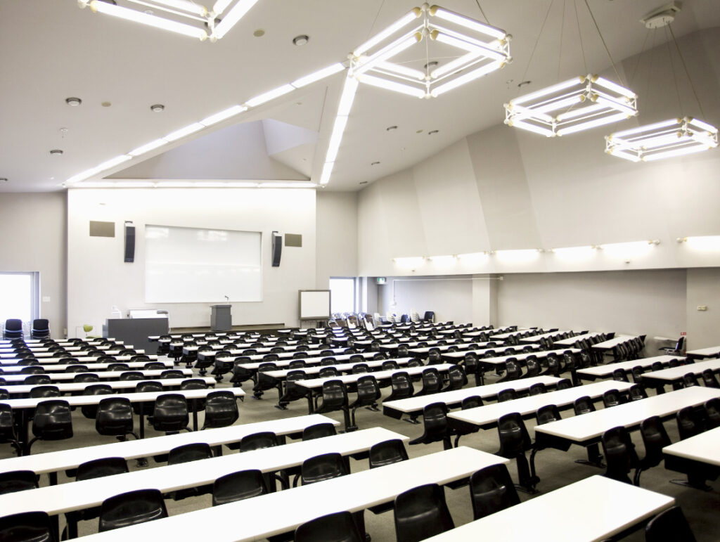 早稲田大学文学部の大教室　早稲田大学ホームページより