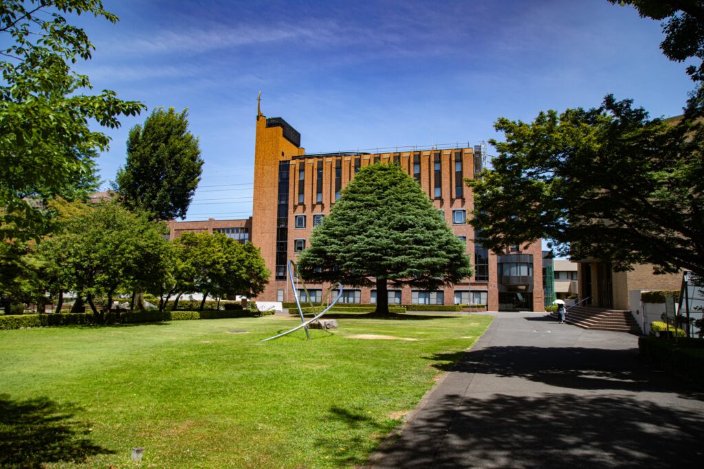 この入試問題を作成した白百合女子大学　東京都調布市緑が丘 1 丁目 25 に本部を置く私立大学 1965 年設置