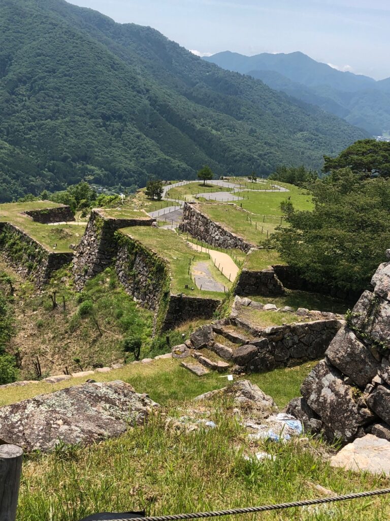 JTB「旅物語」のツアーに参加したときに撮った竹田城の写真 その日は晴れ渡り気持ちの良い一日であった