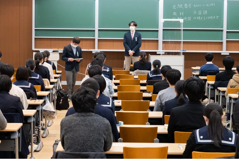 九州大学の入学試験会場の様子 (九州大学ホームページより)