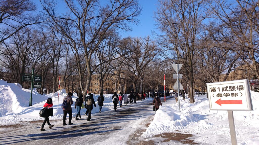 北海道大学の入学試験会場に向かう受験生たち (北海道大学新聞)