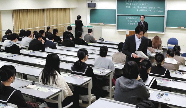 名古屋大学の入学試験会場 (中日新聞より)