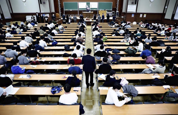 大学入学共通テストの試験会場風景 (読売新聞より)