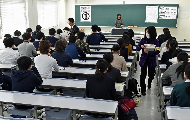 大阪大学の入学試験会場の雰囲気 (毎日新聞)