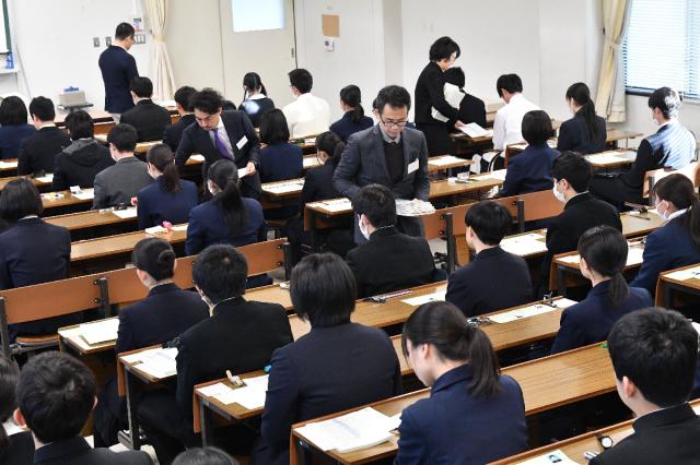 宮崎大学の入学試験模様　宮崎日日新聞より