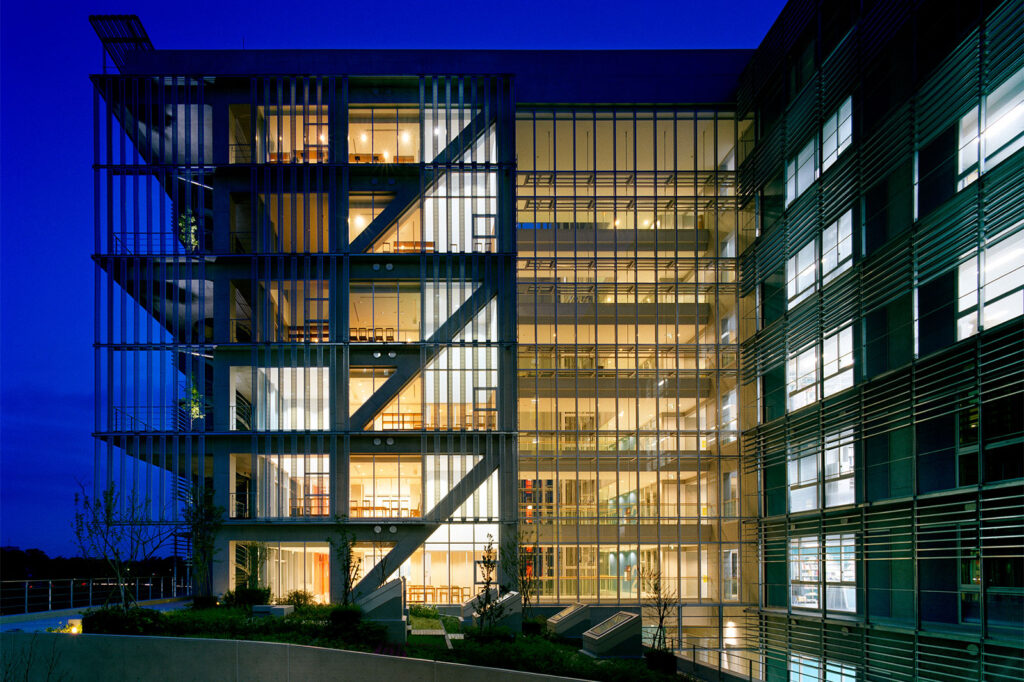 東京大学柏キャンパス 環境棟 (日本設計より)